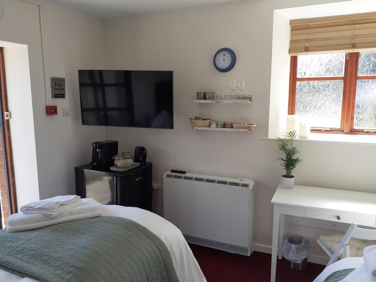The Ivy Barn Holbeton Hotel Екстериор снимка