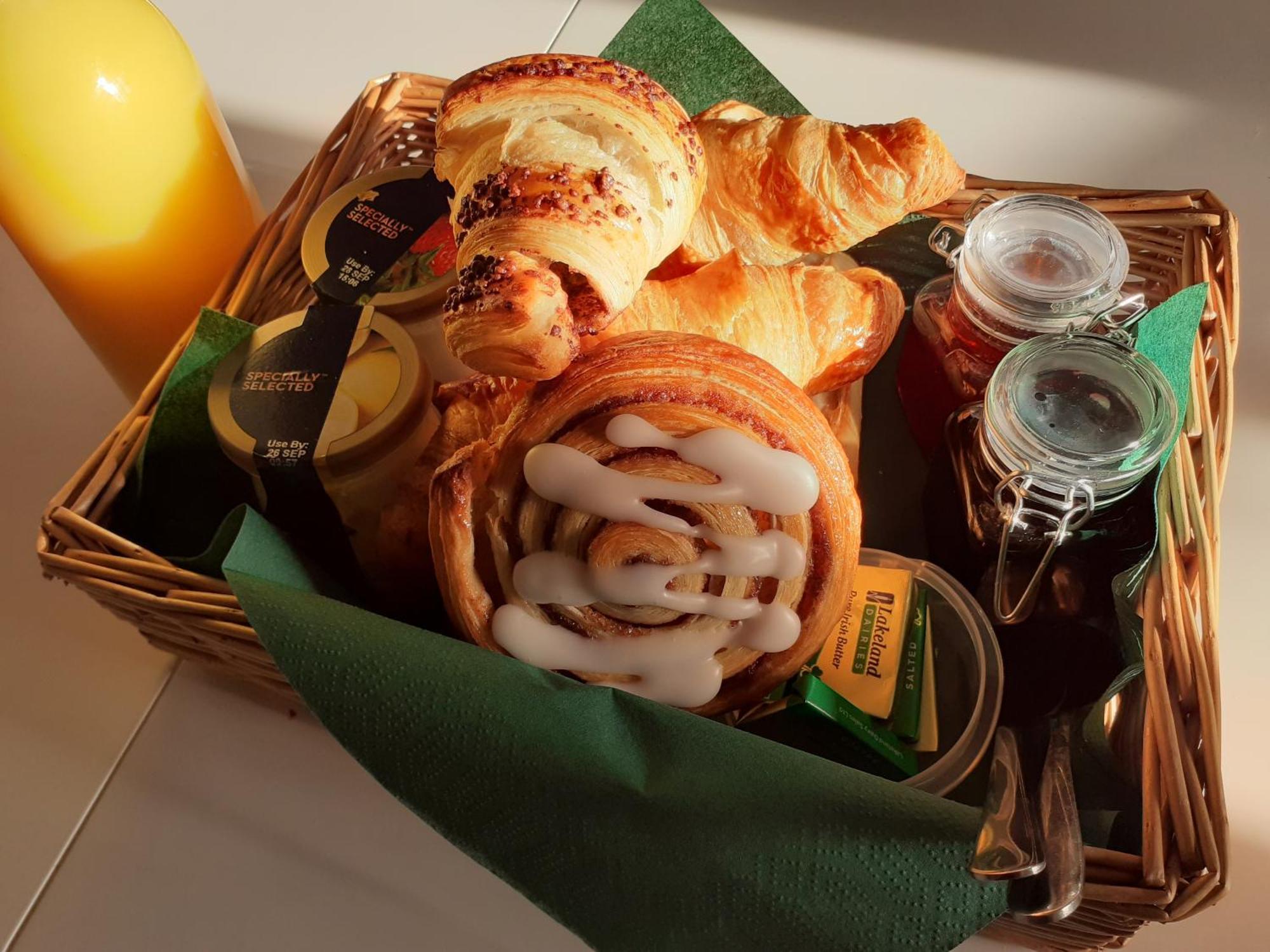 The Ivy Barn Holbeton Hotel Екстериор снимка