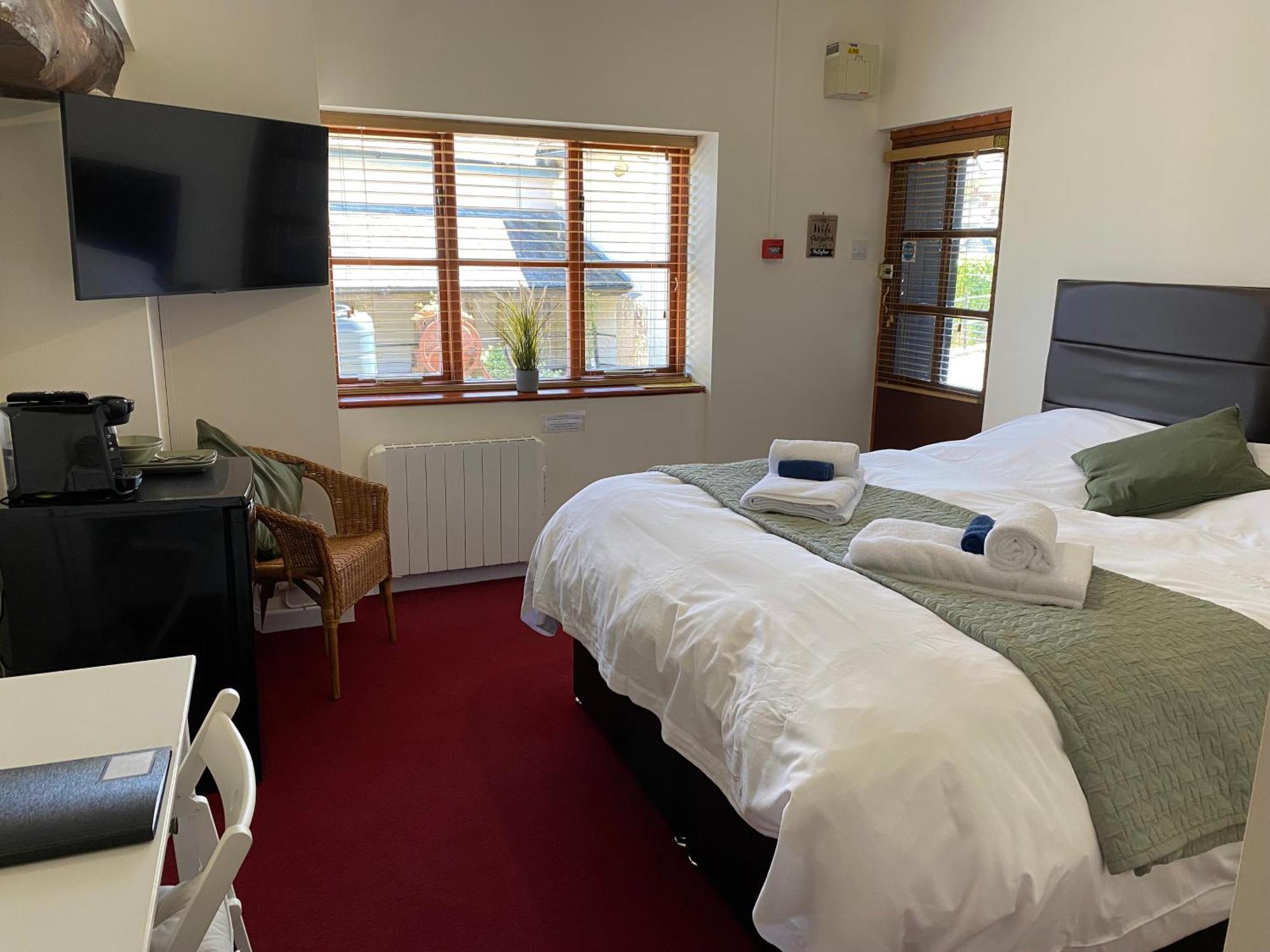 The Ivy Barn Holbeton Hotel Екстериор снимка